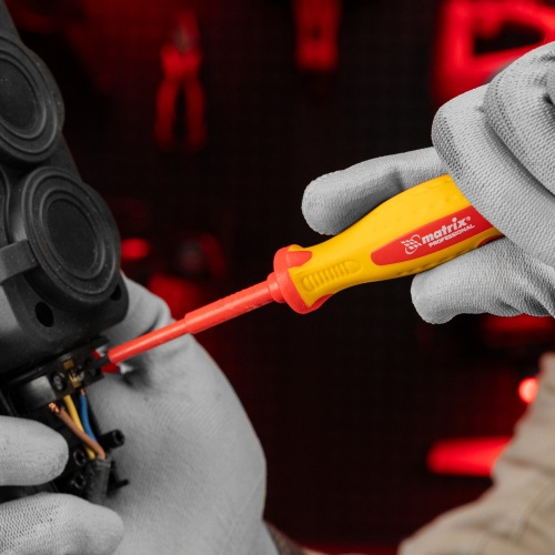 Отвертка Insulated, SL3 x 80 мм, CrMo, до 1000 В, двухкомпонентная рукоятка Matrix Professional по ценам производителя в Екатеринбурге с доставкой по всей России