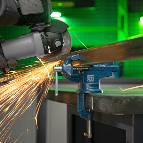 Тиски слесарные, настольные, поворотные, ширина рабочих губок 65 мм, наковальня Сибртех по ценам производителя в Екатеринбурге с доставкой по всей России