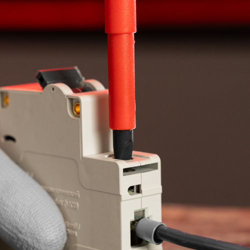 Отвертка Insulated, SL6.5 x 150 мм, CrMo, до 1000 В, двухкомпонентная рукоятка Matrix Professional по ценам производителя в Екатеринбурге с доставкой по всей России