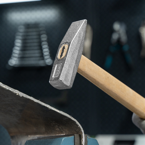 Молоток слесарный, 600 г, квадратный боек, деревянная рукоятка по ценам производителя в Екатеринбурге с доставкой по всей России