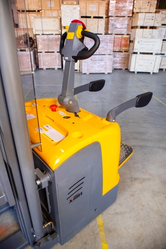 Штабелер самоходный 1,5 т 5,6 м XILIN CDDK15-III 24/200 В/Ач (с платформой) по ценам производителя в Екатеринбурге с доставкой по всей России