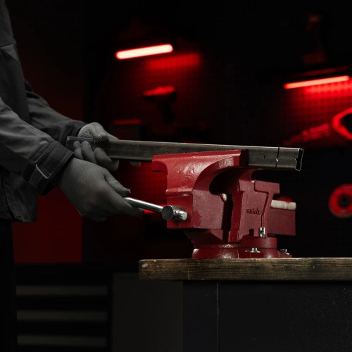 Тиски слесарные, 200 мм, поворотные, с наковальней Matrix по ценам производителя в Екатеринбурге с доставкой по всей России