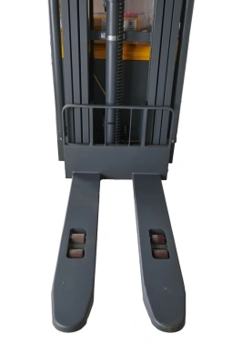 Штабелер самоходный 1,5 т 5,6 м XILIN CDDR15-III 24/200 В/Ач (сопровождаемый) по ценам производителя в Екатеринбурге с доставкой по всей России