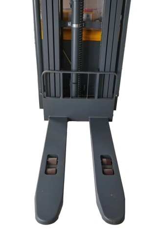 Штабелер самоходный 1,5 т 5,6 м XILIN CDDR15-III 24/200 В/Ач (сопровождаемый) по ценам производителя в Екатеринбурге с доставкой по всей России