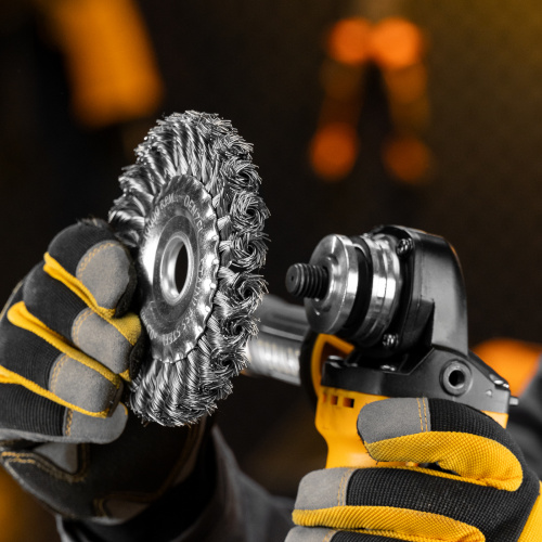 Щетка для УШМ, 125 мм, "Плоская", крученая нержавеющая проволока 0.5 мм, посадка 22.2 мм Denzel по ценам производителя в Екатеринбурге с доставкой по всей России