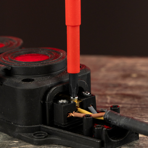 Отвертка Insulated, PH2 x 100 мм, CrMo, до 1000 В, двухкомпонентная рукоятка Matrix Professional по ценам производителя в Екатеринбурге с доставкой по всей России