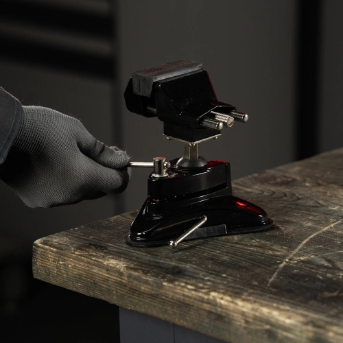 Тиски настольные, резиновая вакуумная присоска, шарнирный механизм, ширина рабочих губок 70 мм Matrix по ценам производителя в Екатеринбурге с доставкой по всей России