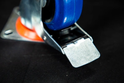 Колесо поворотное резина SRCLb 42 100 мм с тормозом (N) по ценам производителя в Екатеринбурге с доставкой по всей России