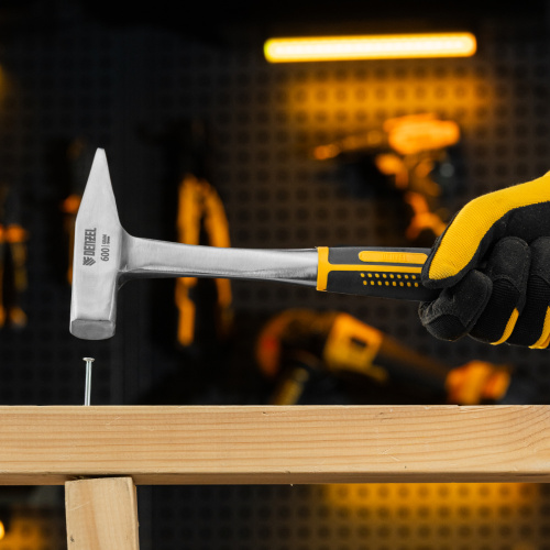 Молоток слесарный 600 г, цельнометаллический, двухкомпонентная рукоятка Denzel по ценам производителя в Екатеринбурге с доставкой по всей России