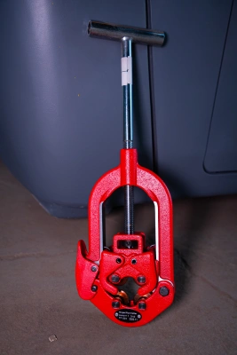 Труборез с хомутной защелкой TOR GH2S для стальных труб 1/2"- 2 1/2" по ценам производителя в Екатеринбурге с доставкой по всей России