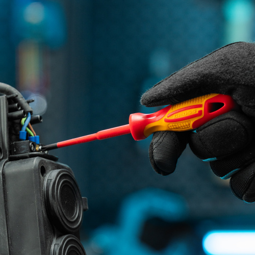 Набор отверток диэлектрических до 1000 В, 8 шт, тестер, CrMo, двухкомпонентные рукоятки Gross по ценам производителя в Екатеринбурге с доставкой по всей России