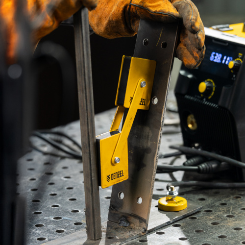 Фиксатор магнитный регулируемый для сварочных работ усилие 50 LB Denzel по ценам производителя в Екатеринбурге с доставкой по всей России
