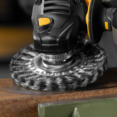 Щетка для УШМ, 125 мм, "Плоская", крученая нержавеющая проволока 0.5 мм, посадка 22.2 мм Denzel по ценам производителя в Екатеринбурге с доставкой по всей России