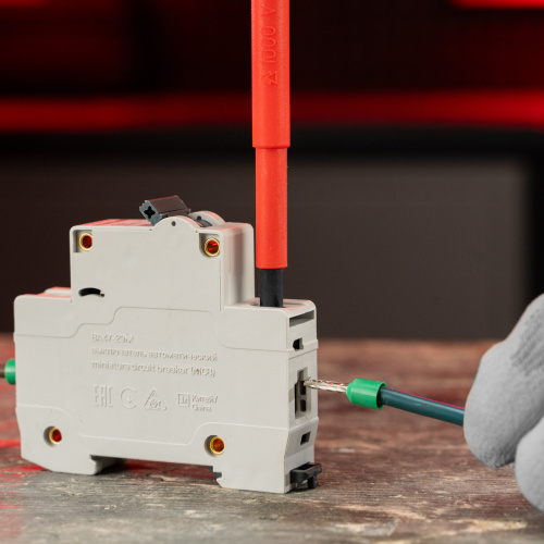 Отвертка Insulated, PH2 x 100 мм, CrMo, до 1000 В, двухкомпонентная рукоятка Matrix Professional по ценам производителя в Екатеринбурге с доставкой по всей России