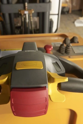 Штабелер самоходный 1,5 т 4,5 м XILIN CPD15R с наклоном мачты и противовесом 24/320 В/Ач по ценам производителя в Екатеринбурге с доставкой по всей России