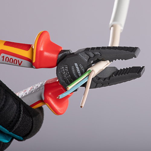 Плоскогубцы комбинированные, диэлектрические трехкомпонентные рукоятки до 1000 В, 180 мм Gross по ценам производителя в Екатеринбурге с доставкой по всей России
