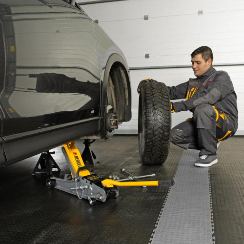 Домкрат гидравлический подкатной с фиксатором, 2,5 т,  85-385 мм, в пласт. кейсе Denzel по ценам производителя в Екатеринбурге с доставкой по всей России