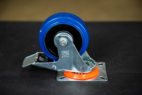 Колесо поворотное резина SRCLb 42 100 мм с тормозом (N) по ценам производителя в Екатеринбурге с доставкой по всей России