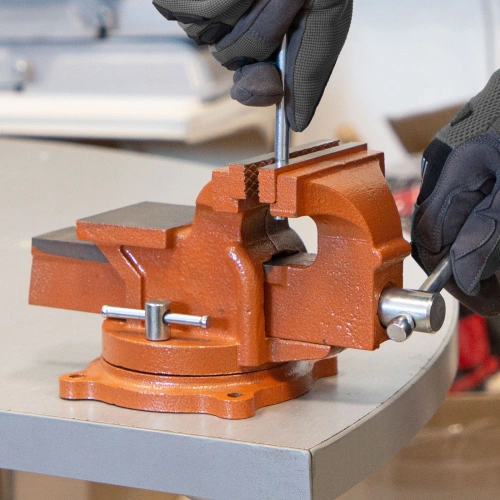 Тиски слесарные, 100 мм, поворотные, с наковальней Sparta по ценам производителя в Екатеринбурге с доставкой по всей России