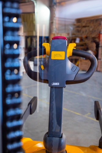 Штабелер самоходный 1,5 т 5,6 м XILIN CDDK15-III 24/200 В/Ач (с платформой) по ценам производителя в Екатеринбурге с доставкой по всей России