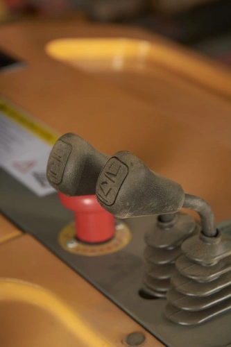 Штабелер самоходный 1,5 т 4,5 м XILIN CPD15R с наклоном мачты и противовесом 24/320 В/Ач по ценам производителя в Екатеринбурге с доставкой по всей России