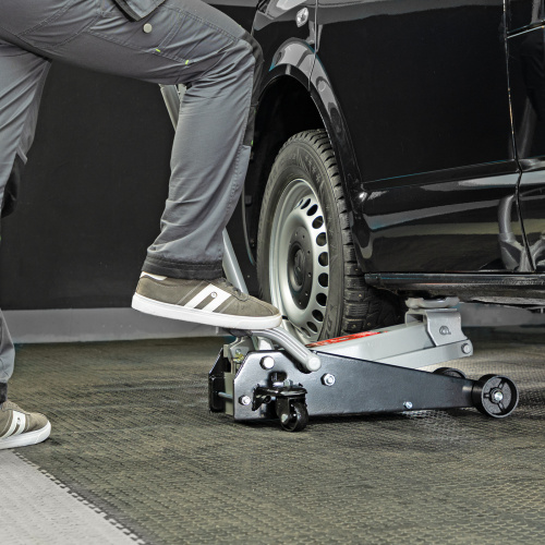 Домкрат гидравлический подкатной, 3.5 т, высота подъема 145-490 мм, с педалью Matrix по ценам производителя в Екатеринбурге с доставкой по всей России