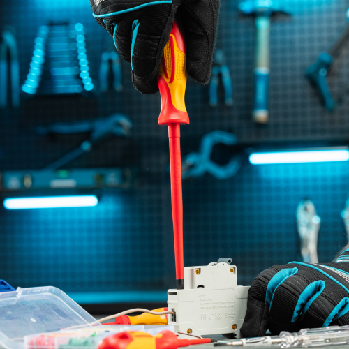 Набор отверток диэлектрических до 1000 В, 8 шт, тестер, CrMo, двухкомпонентные рукоятки Gross по ценам производителя в Екатеринбурге с доставкой по всей России