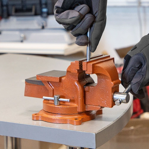 Тиски слесарные, 100 мм, поворотные, с наковальней Sparta по ценам производителя в Екатеринбурге с доставкой по всей России