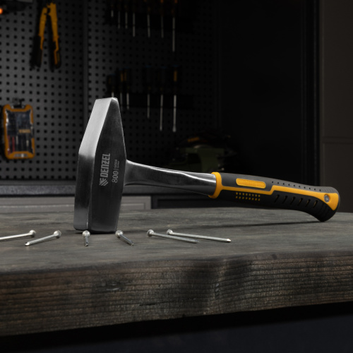 Молоток слесарный 800 г, цельнометаллический, двухкомпонентная рукоятка Denzel по ценам производителя в Екатеринбурге с доставкой по всей России