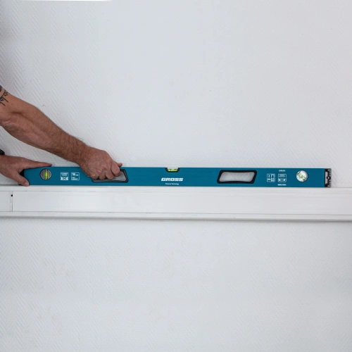 Уровень алюминиевый, 1000 мм, усиленный с ударопрочными заглушками, рукоятки, 3 глазка Gross по ценам производителя в Екатеринбурге с доставкой по всей России