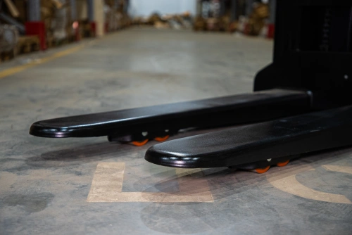 Штабелер самоходный 1,5 т 3,0 м TOR WS15H-3000SC PRO Li-ion 24/60 В/Ач контр. скорости подъема по ценам производителя в Екатеринбурге с доставкой по всей России