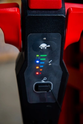 Штабелер самоподъемный 0,5 т 1,5 м TOR CDD05B самоходный по ценам производителя в Екатеринбурге с доставкой по всей России