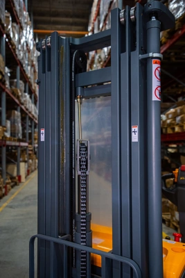 Штабелер самоходный 1,5 т 4,5 м XILIN CDDR15-III 24/200 В/Ач (сопровождаемый) по ценам производителя в Екатеринбурге с доставкой по всей России