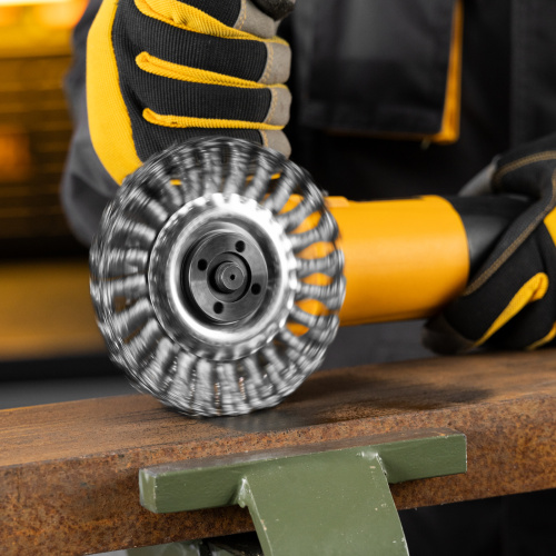 Щетка для УШМ, 125 мм, "Плоская", крученая нержавеющая проволока 0.5 мм, посадка 22.2 мм Denzel по ценам производителя в Екатеринбурге с доставкой по всей России