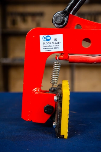 Клещевой вертикальный захват TOR для брикетов и блоков 12-18 см г/п 280 кг по ценам производителя в Екатеринбурге с доставкой по всей России