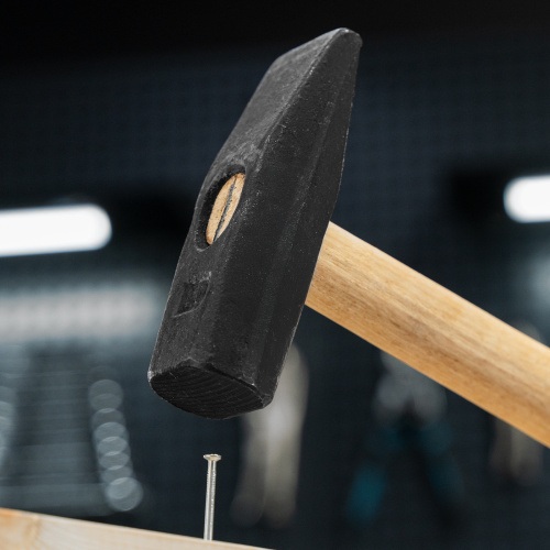 Молоток слесарный, 1000 г, квадратный боек, деревянная рукоятка по ценам производителя в Екатеринбурге с доставкой по всей России