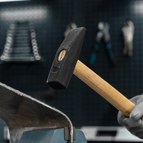 Молоток слесарный, 1000 г, квадратный боек, деревянная рукоятка по ценам производителя в Екатеринбурге с доставкой по всей России