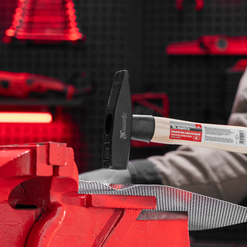 Молоток слесарный, 300 г, квадратный боек, деревянная рукоятка Matrix по ценам производителя в Екатеринбурге с доставкой по всей России