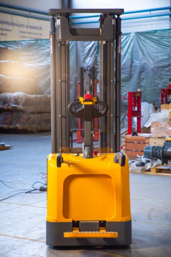 Штабелер самоходный 1,5 т 5,6 м XILIN CDDK15-III 24/200 В/Ач (с платформой) по ценам производителя в Екатеринбурге с доставкой по всей России