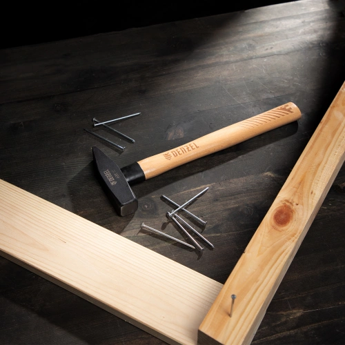 Молоток слесарный, 600 г, кованый квадратный боек, буковая рукоятка Denzel по ценам производителя в Екатеринбурге с доставкой по всей России