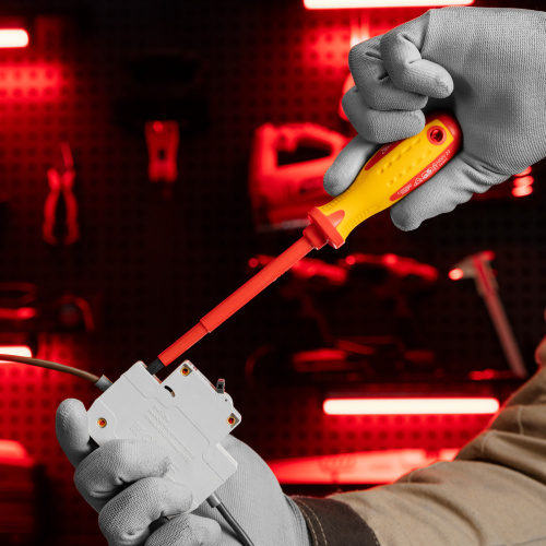 Отвертка Insulated, SL5.5 x 125 мм, CrMo, до 1000 В, двухкомпонентная рукоятка Matrix Professional по ценам производителя в Екатеринбурге с доставкой по всей России