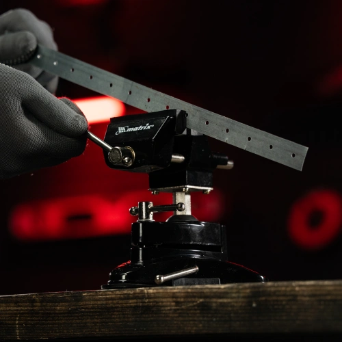 Тиски настольные, резиновая вакуумная присоска, шарнирный механизм, ширина рабочих губок 70 мм Matrix по ценам производителя в Екатеринбурге с доставкой по всей России