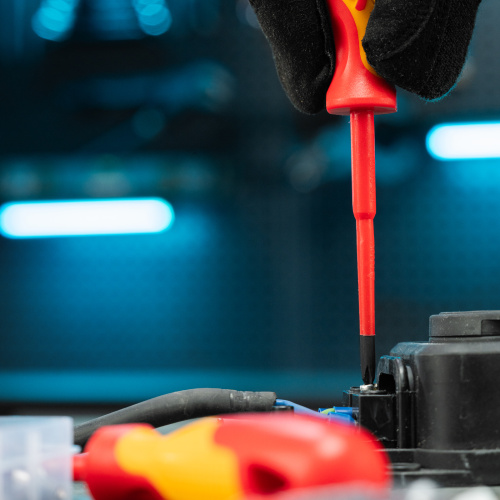 Набор отверток диэлектрических до 1000 В, 8 шт, тестер, CrMo, двухкомпонентные рукоятки Gross по ценам производителя в Екатеринбурге с доставкой по всей России