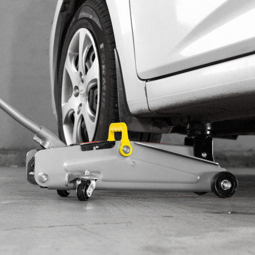 Домкрат гидравлический подкатной, 2 т, высота подъема 135-385 мм, в пластиковый кейсе Matrix по ценам производителя в Екатеринбурге с доставкой по всей России