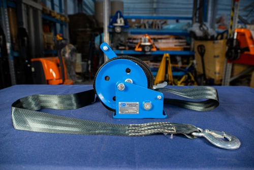 Лебедка ручная барабанная с лентой  0,5т 20 м оцинкованная TOR LHW по ценам производителя в Екатеринбурге с доставкой по всей России