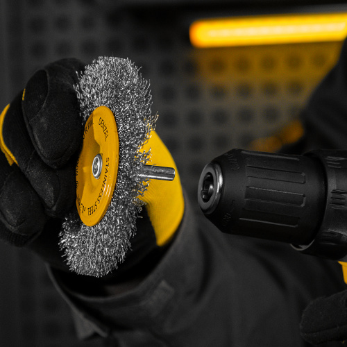 Щетка для дрели 100 мм, Плоская, со шпилькой, нержавеющая витая проволока Denzel по ценам производителя в Екатеринбурге с доставкой по всей России