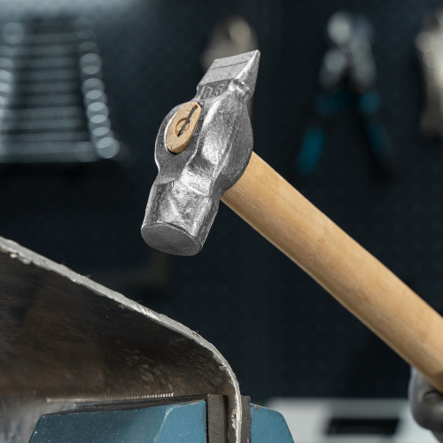 Молоток слесарный, 600 г, круглый боек, деревянная рукоятка по ценам производителя в Екатеринбурге с доставкой по всей России